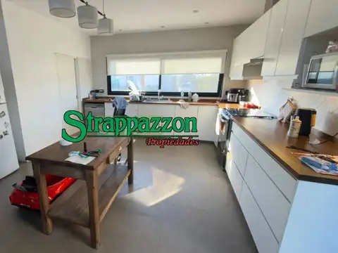 Casa 5 ambientes con 3 baños