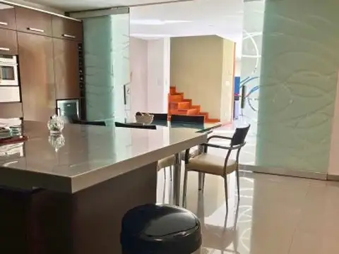 Casa 6 ambientes con 5 baños