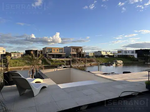 JBI. Casa en venta con amarra propia en el  barrio Náutico Canal en Dique Luján, Villanueva Tigre