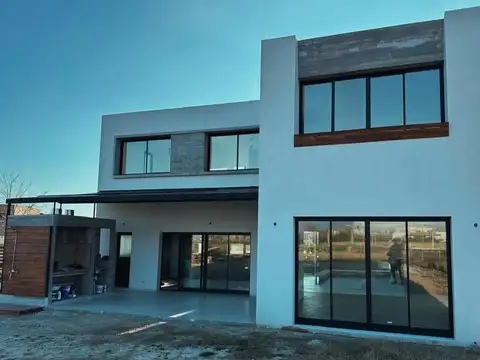 Casa en Venta en Loma Verde, USD 265.000