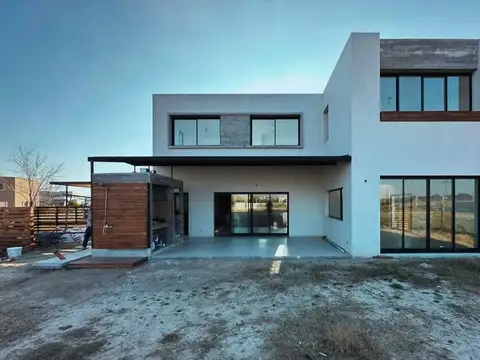 Casa en Venta en Loma Verde, USD 265.000