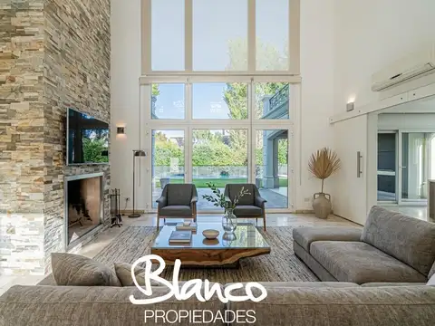 Casa en Venta con 2 cocheras