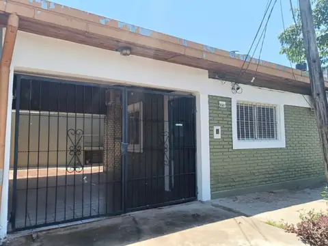 HERMOSA CASA DE 2 DORMITORIOS CON COCHERA, CERCANA AL CENTRO