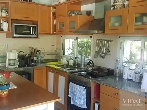 Casa 6 ambientes con 2 baños