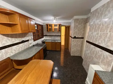 Dpto 3 amb, al frente, con balcon y cochera en Almagro en venta.