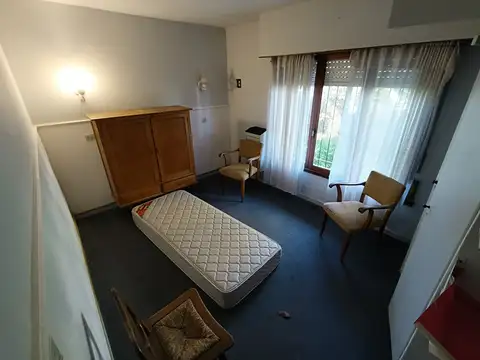 Casa de tres ambientes + depto. de 2 ambientes. Villa Primera