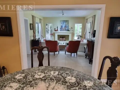 Casa en Venta con 2 cocheras