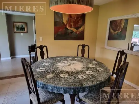 Casa 8 ambientes con 3 baños