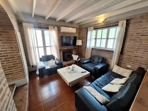 Casa 6 ambientes con 2 baños