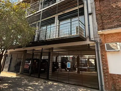 Triplex con quincho y parrilla. Balcón a la calle.