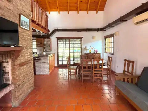 Casa 4 ambientes con 2 baños