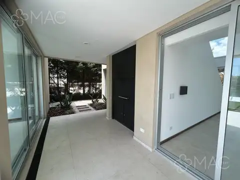 Casa en Venta con 4 cocheras