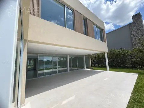 Casa 7 ambientes con 6 baños