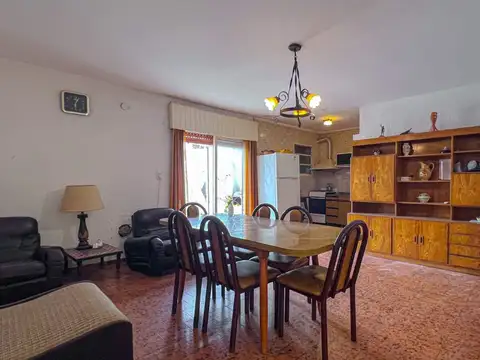 PH 3 ambientes, con patio y parrilla, centro.