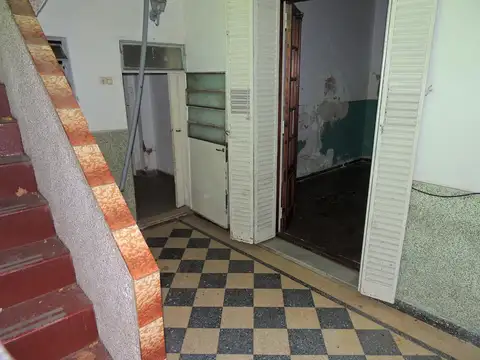 PH DE 4 AMBIENTES CON GRAN TERRAZA A REFACCIONAR. E-FURIO.