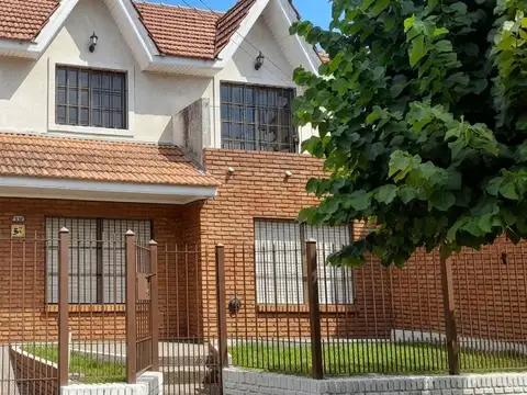 CHALET 5 AMB. A  MTRS DE AV. LA PLATA , QUILMES