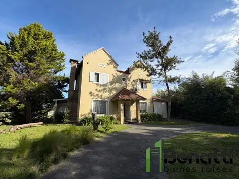 Casa en venta 4 amb, con parque y pileta