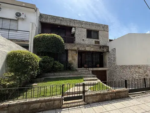 Casa 4 dormitorios. Excelente estado. Jardín con pileta. Garaje 2 autos