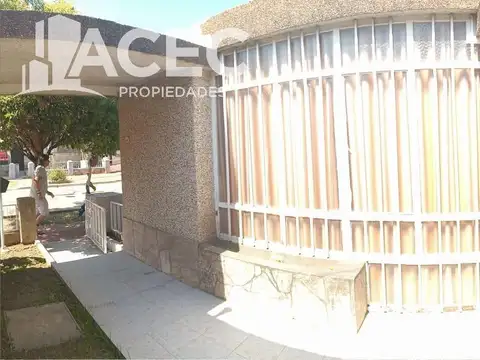 Ugarte 1100 - Casa al frente con Cochera