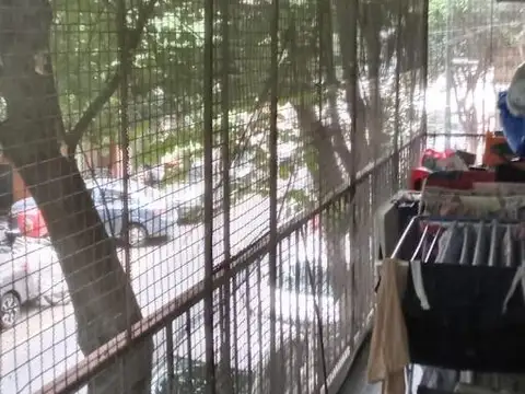 Amplio 3 ambientes con Balcon corrido
