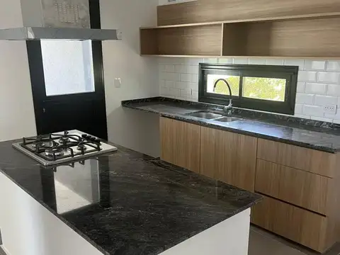 Casa en Alquiler con 3 cocheras