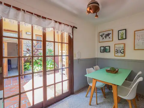 VENTA Casa 4AMB - cochera, quincho y dependencia.