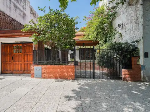 VENTA Casa 4AMB - cochera, quincho y dependencia.