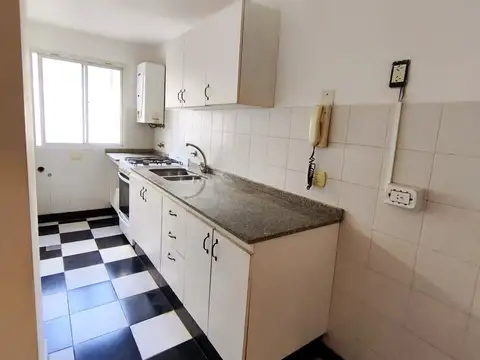 Departamento 2 ambientes con balcón y cocina separada · Centro San Martín-Alquiler