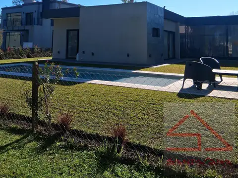 Casa en Alquiler con 6 cocheras