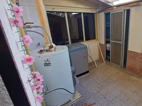 PH en  venta por pasillo con 2 dormitorios y patio. Sin expensas