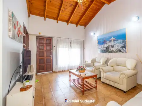 Casa 4 ambientes con 2 baños