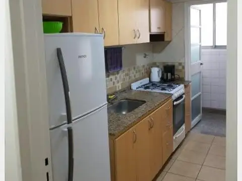 DEPTO. 2 AMBIENTE CON BALCON LATERAL CON COCINA SEPARADA .!! EXELENTE UBICACION...