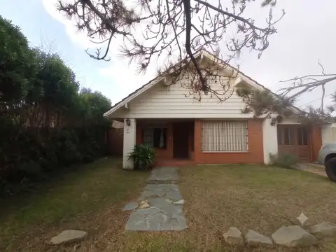 CASA 4 AMB. GRAN PARQUE, COCHERA Y DEPTO. MIRAMAR.