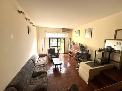 CASA 5 AMBIENTES  JARDIN  COCHERA  ESCRITORIO