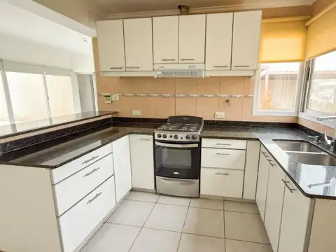 Casa 5 ambientes con 2 baños