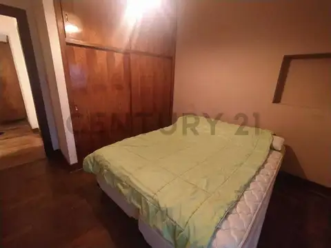 Century 21 Recanatti ofrece para la venta este precioso chalet , en uno de los barrios mas exclu...