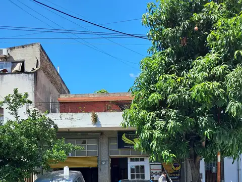CASA CON LOCAL AL FRENTE- GARAGE Y GALPON AL FONDO- ARRIBA CASA COMPLETA