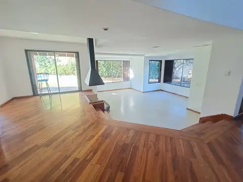 Casa en Alquiler con 3 cocheras
