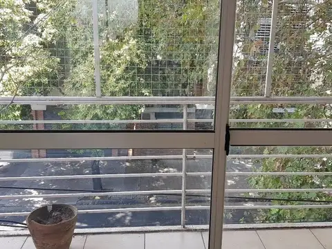 Monoambiente amplio con balcón al frente · Ituzaingó y Alem