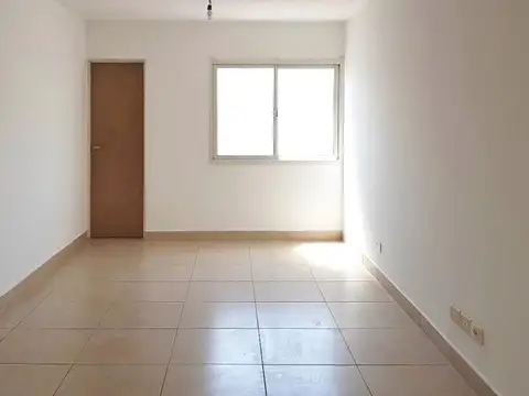 Monoambiente amplio con balcón al frente · Ituzaingó y Alem