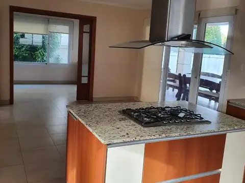 Casa 5 ambientes con 3 baños