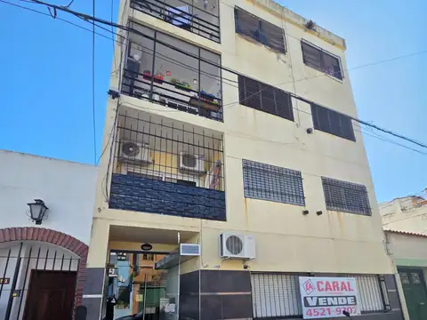 Departamento 3 ambientes planta baja al frente, patio. Impecable, Próximo subte B