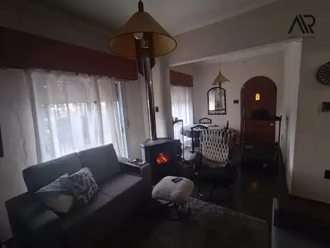 Casa 6 ambientes con 2 baños