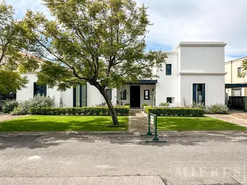 Espectacular Casa en el Barrio La Laguna!