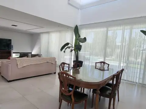 Casa 5 ambientes con 4 baños