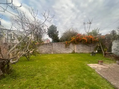 Casa 2 dormitorios, gran fondo y cochera, Paraná
