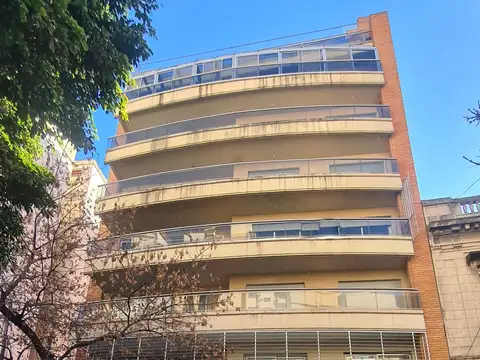 Boulogne Sur Mer 900 y Córdoba. Piso 4. Balcón corrido Al frente. 120 m². 4 Amb. 3 Dorm. 4 Baños (2 baños completos, toilette, baño de servicio). Cocina enorme. Lavadero independiente Cochera fija cubierta Sum Pileta. Parque con jardín y juegos infantiles