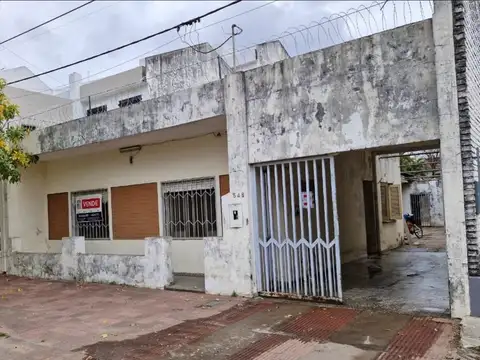 CASA A RECICLAR EN VENTA - MICROCENTRO DE RESISTENCIA