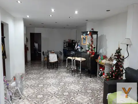 PH en venta - 3 Dormitorios 1 Baño - 243Mts2 - Sarandí