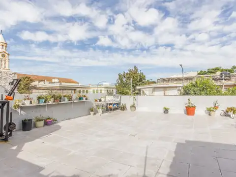 EN VENTA. VELEZ SARFIELD. CASA LOTE PROPIO + LOCAL. 3 AMB. TERRAZA PROPIA.